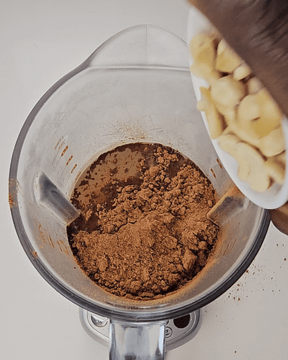 Bebida especiada de cacao caliente y anacardos