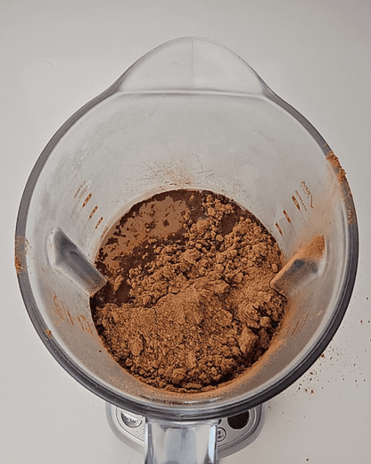 Bebida especiada de cacao caliente y anacardos