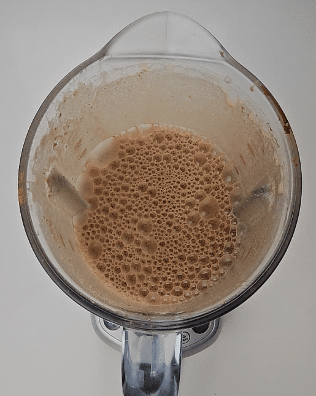 Bebida especiada de cacao caliente y anacardos