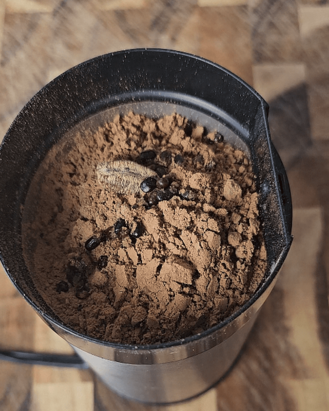 Bebida especiada de cacao caliente y anacardos