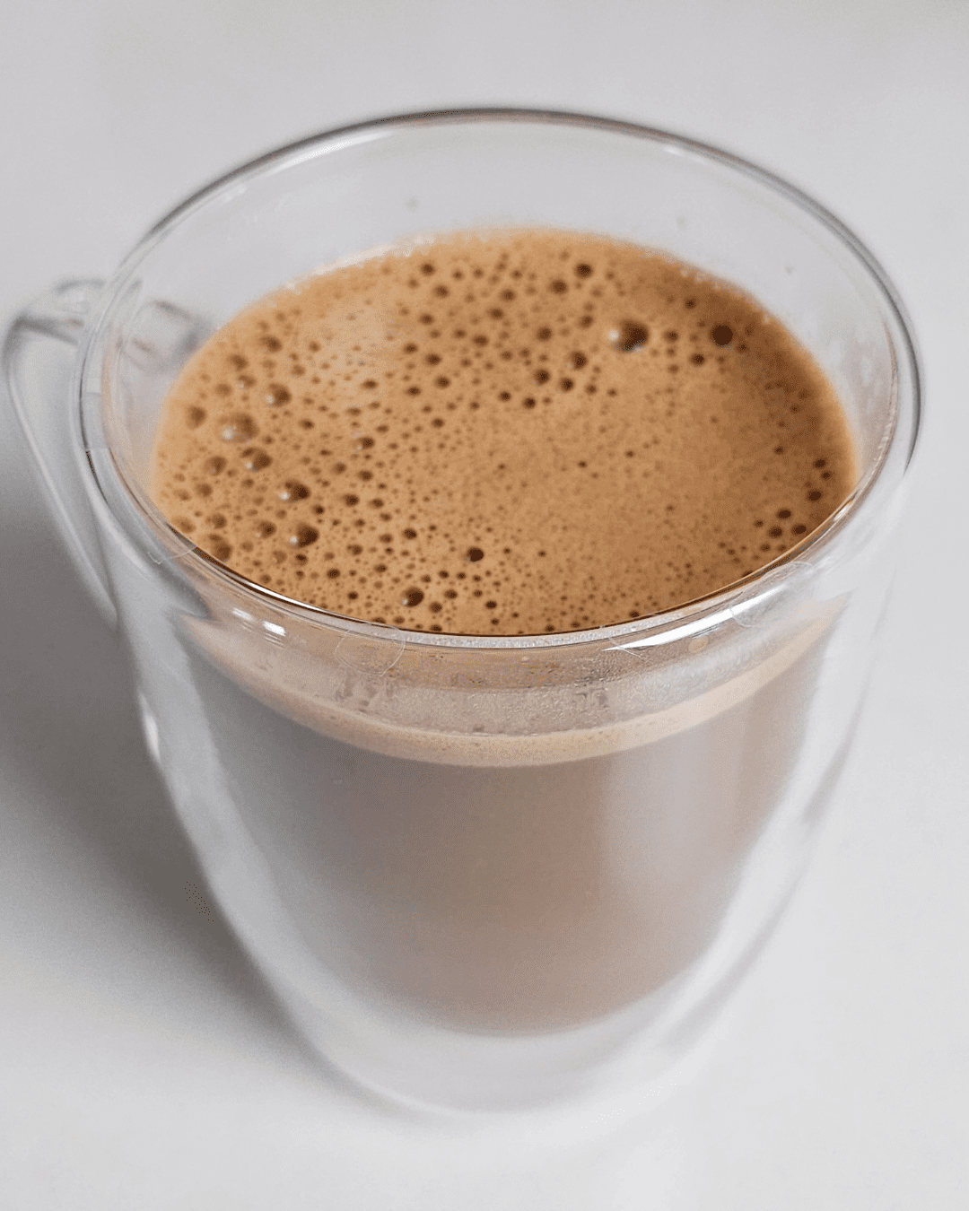 Bebida especiada de cacao caliente y anacardos